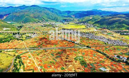 Vue aérienne du lac Erhai, un lac alpin fautif dans la ville de Dali, province du Yunnan, au sud de la Chine, 5 octobre 2020. Banque D'Images