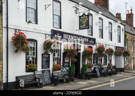 Façade de l'Hermitage Inn, Warkworth, Northumberland, Royaume-Uni; pub du XVIIIe siècle proposant boissons, nourriture et hébergement. Banque D'Images