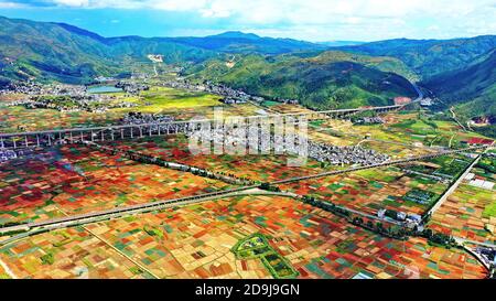 Vue aérienne du lac Erhai, un lac alpin fautif dans la ville de Dali, province du Yunnan, au sud de la Chine, 5 octobre 2020. Banque D'Images