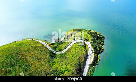 Vue aérienne du lac Erhai, un lac alpin fautif dans la ville de Dali, province du Yunnan, au sud de la Chine, 5 octobre 2020. Banque D'Images