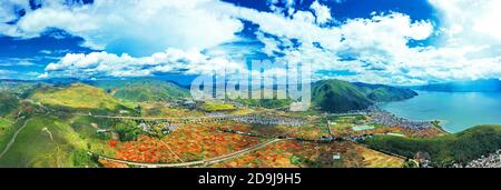 Vue aérienne du lac Erhai, un lac alpin fautif dans la ville de Dali, province du Yunnan, au sud de la Chine, 5 octobre 2020. Banque D'Images