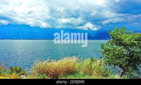 Vue aérienne du lac Erhai, un lac alpin fautif dans la ville de Dali, province du Yunnan, au sud de la Chine, 5 octobre 2020. Banque D'Images