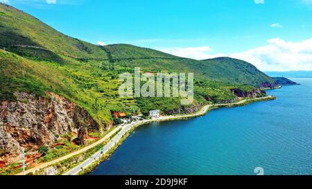 Vue aérienne du lac Erhai, un lac alpin fautif dans la ville de Dali, province du Yunnan, au sud de la Chine, 5 octobre 2020. Banque D'Images