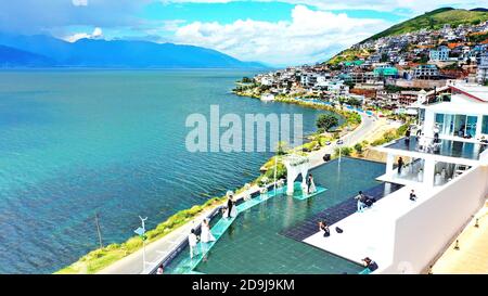 Vue aérienne du lac Erhai, un lac alpin fautif dans la ville de Dali, province du Yunnan, au sud de la Chine, 5 octobre 2020. Banque D'Images