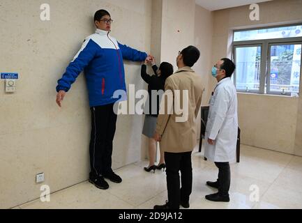 Xiaoyu, une étudiante secondaire junior, obtient sa taille mesurée par un personnel du Guinness World Record dans la ville de Leshan, dans la province du Sichuan, dans le sud-ouest de la Chine, en 18 Banque D'Images