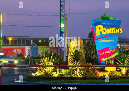 Bienvenue à Pontin's à Southport, Merseyside. Météo Royaume-Uni. 6th novembre 2020. Dawn se brise au-dessus du camp de vacances de Pontins à Ainsdale tandis que les soldats de la corps médical de l'armée embarquent à bord d'entraîneurs civils en route vers Liverpool pour la première projection de centre-ville de masse du Royaume-Uni pour Covid 19. L'opération d'essais à l'échelle de la ville débutera à Liverpool à partir d'aujourd'hui, avec 2 000 militaires qui ont mis en place jusqu'à 85 nouvelles stations d'essais afin d'offrir à tous les habitants de la ville des essais réguliers. Crédit; MediaWorldImages/AlamyLiveNews Banque D'Images