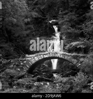 Pont Packhorse à Glen Lyon, Perth et Kinross, Écosse. Connu localement sous le nom de pont romain. Noir et blanc Banque D'Images