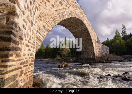 L'ancien pont de Dee ou pont Invercauld traversant la rivière Dee, Invercauld, près de Braemar, Aberdeenshire, Écosse. Banque D'Images