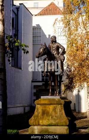 Photo d'automne de la statue de John wesley avec la nouvelle pièce derrière. Bristol, Royaume-Uni Banque D'Images
