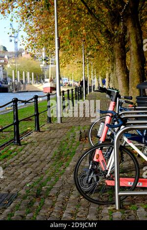 Un essai d'escooters a commencé à Bristol et Bath. Fourni par la société suédoise de micromobilité voi. Ils sont limités en vitesse dans certaines parties de la ville. Image Banque D'Images