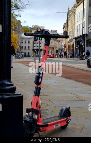 Un essai d'escooters a commencé à Bristol et Bath. Fourni par la société suédoise de micromobilité voi. Ils sont limités en vitesse dans certaines parties de la ville. Image Banque D'Images