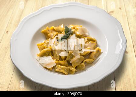 Ravioli del plin pâtes piémontaises typiques des Langhe En Italie assaisonné de beurre et de sauge et de parmesan Banque D'Images