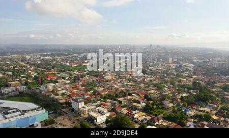 Quartier résidentiel avec un développement dense dans la ville de Davao. La troisième zone métropolitaine la plus peuplée des Philippines. Banque D'Images
