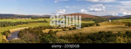 Vue sur la rivière Avon, près de Tomintoul, Moray, Écosse. Panoramique. Banque D'Images