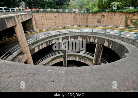 Vue aérienne de la route en spirale à 5 couches dans une communauté de Chongqing, Chine, 21 octobre 2020. Banque D'Images