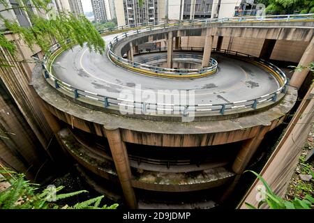 Vue aérienne de la route en spirale à 5 couches dans une communauté de Chongqing, Chine, 21 octobre 2020. Banque D'Images