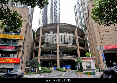 Vue aérienne de la route en spirale à 5 couches dans une communauté de Chongqing, Chine, 21 octobre 2020. Banque D'Images