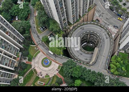 Vue aérienne de la route en spirale à 5 couches dans une communauté de Chongqing, Chine, 21 octobre 2020. Banque D'Images