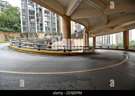 Vue aérienne de la route en spirale à 5 couches dans une communauté de Chongqing, Chine, 21 octobre 2020. Banque D'Images