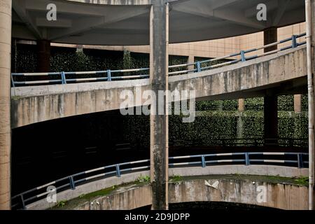 Vue aérienne de la route en spirale à 5 couches dans une communauté de Chongqing, Chine, 21 octobre 2020. Banque D'Images