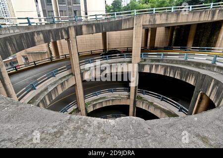 Vue aérienne de la route en spirale à 5 couches dans une communauté de Chongqing, Chine, 21 octobre 2020. Banque D'Images