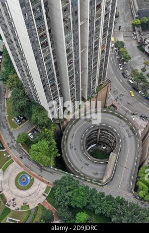 Vue aérienne de la route en spirale à 5 couches dans une communauté de Chongqing, Chine, 21 octobre 2020. Banque D'Images