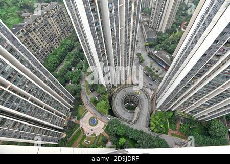 Vue aérienne de la route en spirale à 5 couches dans une communauté de Chongqing, Chine, 21 octobre 2020. Banque D'Images