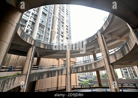 Vue aérienne de la route en spirale à 5 couches dans une communauté de Chongqing, Chine, 21 octobre 2020. Banque D'Images