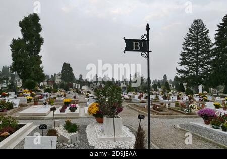 Bergame, Italie: 4 novembre 2020: Champ n.B1 cimetière monumental à Bergame où les victimes de Covid-19 ont été enterrées. Banque D'Images