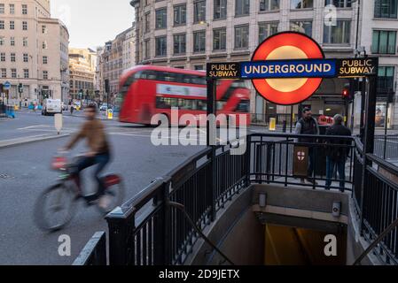 Le premier jour du deuxième confinement du coronavirus national du gouvernement, un cycliste passe devant la station de métro Monument dans le quartier financier de la capitale, The Square Mile, le 5 novembre 2020, à Londres, en Angleterre. Bien que la plupart des travailleurs travaillent encore à domicile, les restrictions continues en cas de pandémie endommagent de petites buinesses dans l'ensemble de l'économie britannique. Le verrouillage actuel doit durer au moins 4 semaines avant Noël. Banque D'Images