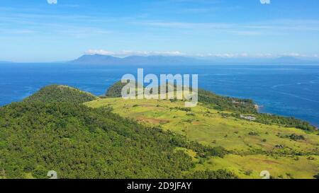 Paysage de mer sur une île tropicale avec mer bleue. Pentes de montagnes avec végétation à feuilles persistantes. Philippines, Mindanao. Ville de Surigao. Surigao del Norte. Banque D'Images