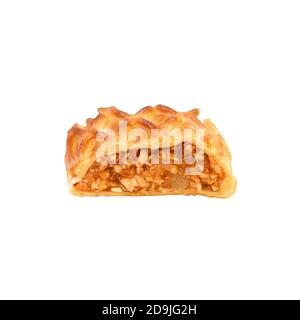 Croûte feuilletée et remplissage épicé de pommes, Apfelstrudel ou Strudel traditionnels isolés sur blanc. Strudel le plus délicieux dessert d'automne et d'hiver, nourriture pour Noël, et d'autres vacances. Banque D'Images