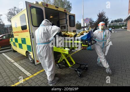 Zlin, République tchèque. 06e novembre 2020. Le 6 novembre 2020, à Zlin, en République tchèque, les professionnels de la santé chargent une civière avec un patient infecté par le coronavirus dans une ambulance. Les hôpitaux de la région de Zlin sont à la limite des possibilités de capacité. Par conséquent, cinq patients ventilés de Zlin, Uherske Hradiste et Kromeriz sont transportés par ambulances jusqu'à l'hôpital universitaire de Prague à Motol. Crédit: Dalibor Gluck/CTK photo/Alamy Live News Banque D'Images