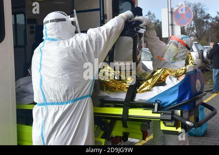 Zlin, République tchèque. 06e novembre 2020. Le 6 novembre 2020, à Zlin, en République tchèque, les professionnels de la santé chargent une civière avec un patient infecté par le coronavirus dans une ambulance. Les hôpitaux de la région de Zlin sont à la limite des possibilités de capacité. Par conséquent, cinq patients ventilés de Zlin, Uherske Hradiste et Kromeriz sont transportés par ambulances jusqu'à l'hôpital universitaire de Prague à Motol. Crédit: Dalibor Gluck/CTK photo/Alamy Live News Banque D'Images