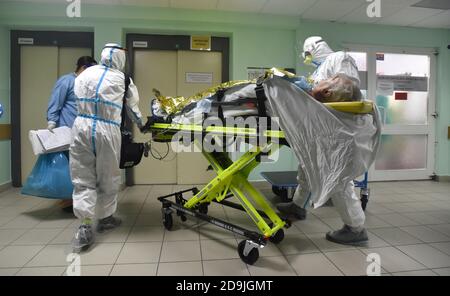 Zlin, République tchèque. 06e novembre 2020. Les professionnels de la santé transportant un patient infecté par le coronavirus sur une civière vers une ambulance, le 6 novembre 2020, à Zlin, en République tchèque. Les hôpitaux de la région de Zlin sont à la limite des possibilités de capacité. Par conséquent, cinq patients ventilés de Zlin, Uherske Hradiste et Kromeriz sont transportés par ambulances jusqu'à l'hôpital universitaire de Prague à Motol. Crédit: Dalibor Gluck/CTK photo/Alamy Live News Banque D'Images