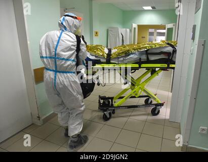 Zlin, République tchèque. 06e novembre 2020. Les professionnels de la santé transportant un patient infecté par le coronavirus sur une civière vers une ambulance, le 6 novembre 2020, à Zlin, en République tchèque. Les hôpitaux de la région de Zlin sont à la limite des possibilités de capacité. Par conséquent, cinq patients ventilés de Zlin, Uherske Hradiste et Kromeriz sont transportés par ambulances jusqu'à l'hôpital universitaire de Prague à Motol. Crédit: Dalibor Gluck/CTK photo/Alamy Live News Banque D'Images