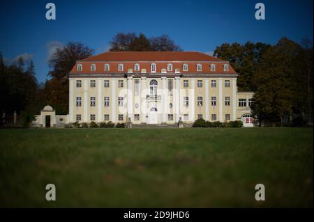 04 novembre 2020, Saxe-Anhalt, Tangerhütte : le nouveau château dans le parc de la ville de Tangerhütte. Il a été construit entre 1909 et 1911 à l'occasion du mariage de Franz Wagenführ von Arnim. Le parc municipal est considéré comme l'un des équipements les plus remarquables de ce genre en Saxe-Anhalt. Il fait partie de la marque touristique "Garden Dreams - Historical Parks in Saxe-Anhalt". Photo: Klaus-Dietmar Gabbert/dpa-Zentralbild/ZB Banque D'Images