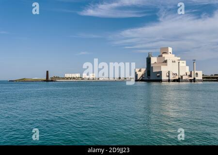 DOHA, QATAR - 1. JANVIER 2020 : Musée d'art islamique (MIA) à Doha, Qatar, Moyen-Orient. Le musée a été conçu par l'architecte de renommée mondiale im PEI. Banque D'Images