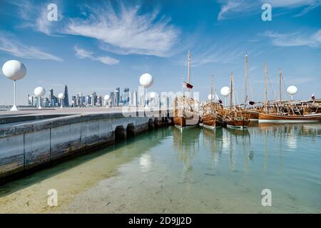 DOHA, QATAR - 1. JANVIER 2020: Les bateaux traditionnels de dhow qatari dans le port avec l'emblématique horizon de Doha en arrière-plan, Doha, Qatar, Moyen-Orient. Banque D'Images