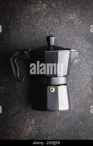 Cafetière Bialetti. Pot Moka sur table noire. Vue de dessus. Banque D'Images