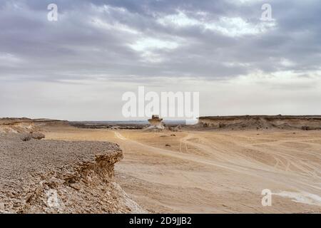 Village mystère à Zekreet, paysage désertique, Qatar, Moyen-Orient. Banque D'Images