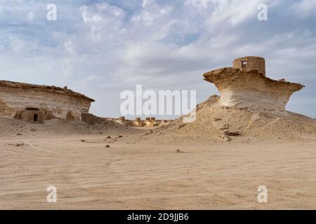 Village mystère à Zekreet, paysage désertique, Qatar, Moyen-Orient. Banque D'Images