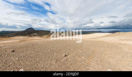 Vue depuis le sommet du Namafjall, la montagne volcanique vive près du lac Myvatn, Islande. Panorama Banque D'Images