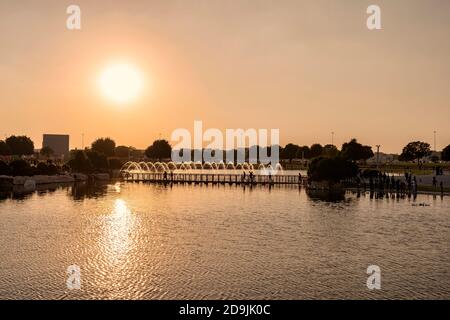 QATAR, DOHA - DÉCEMBRE 7. 2019: Coucher de soleil dans le parc Aspire, Doha, Qatar, Moyen-Orient. Banque D'Images