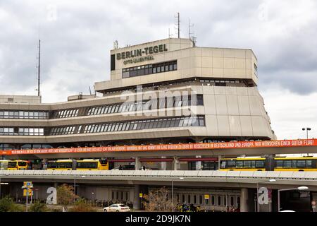 Berlin, Allemagne - 27 octobre 2020 : bâtiment du terminal de l'aéroport Berlin Tegel TXL en Allemagne. Banque D'Images