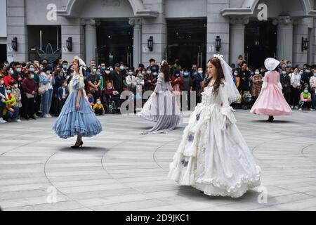 Les gens portent Lolita et cheongsam dans une rue de la ville de Wuhan, dans la province de Hubei, au centre-sud de la Chine, le 25 octobre 2020. Banque D'Images