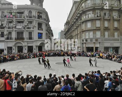 Les gens portent Lolita et cheongsam dans une rue de la ville de Wuhan, dans la province de Hubei, au centre-sud de la Chine, le 25 octobre 2020. Banque D'Images