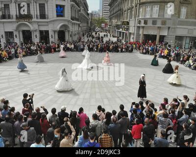 Les gens portent Lolita et cheongsam dans une rue de la ville de Wuhan, dans la province de Hubei, au centre-sud de la Chine, le 25 octobre 2020. Banque D'Images
