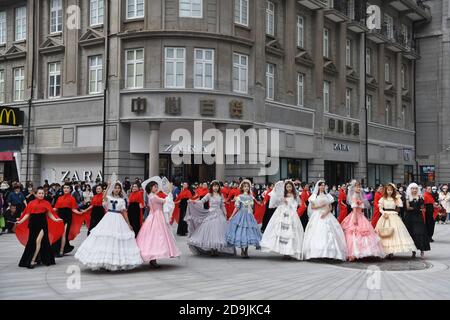Les gens portent Lolita et cheongsam dans une rue de la ville de Wuhan, dans la province de Hubei, au centre-sud de la Chine, le 25 octobre 2020. Banque D'Images