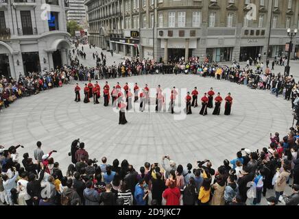 Les gens portent Lolita et cheongsam dans une rue de la ville de Wuhan, dans la province de Hubei, au centre-sud de la Chine, le 25 octobre 2020. Banque D'Images
